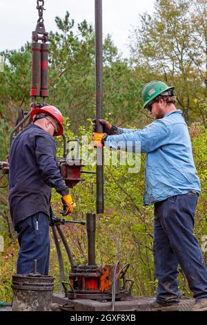 Bradford, Pennsylvania - i lavoratori per la Fondazione ben fatta senza scopo di lucro tappano un pozzo di petrolio abbandonato che stava perdendo metano. Il pozzo è stato perforato in t Foto Stock