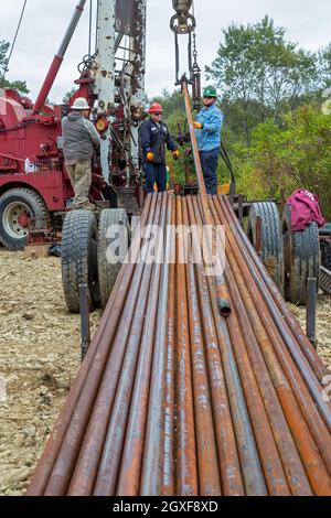 Bradford, Pennsylvania - i lavoratori per la Fondazione ben fatta senza scopo di lucro tappano un pozzo di petrolio abbandonato che stava perdendo metano. Il pozzo è stato perforato in t Foto Stock