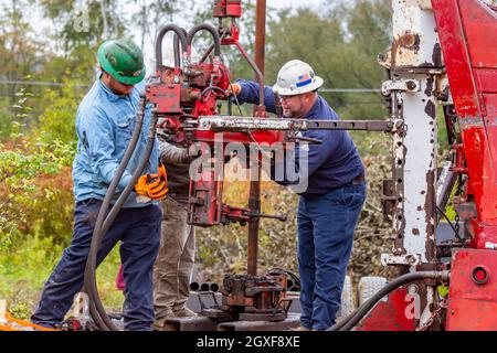 Bradford, Pennsylvania - i lavoratori per la Fondazione ben fatta senza scopo di lucro tappano un pozzo di petrolio abbandonato che stava perdendo metano. Il pozzo è stato perforato in t Foto Stock