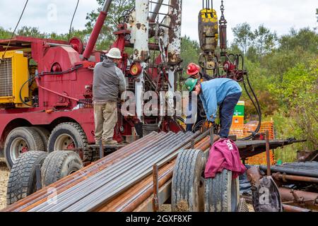 Bradford, Pennsylvania - i lavoratori per la Fondazione ben fatta senza scopo di lucro tappano un pozzo di petrolio abbandonato che stava perdendo metano. Il pozzo è stato perforato in t Foto Stock