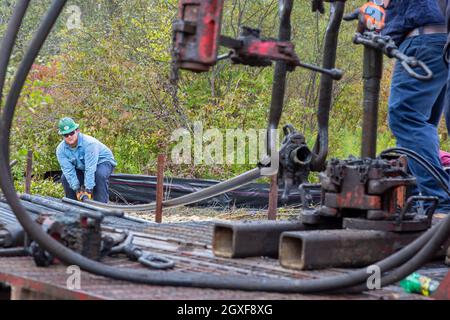 Bradford, Pennsylvania - i lavoratori per la Fondazione ben fatta senza scopo di lucro tappano un pozzo di petrolio abbandonato che stava perdendo metano. Il pozzo è stato perforato in t Foto Stock