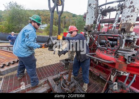 Bradford, Pennsylvania - i lavoratori per la Fondazione ben fatta senza scopo di lucro tappano un pozzo di petrolio abbandonato che stava perdendo metano. Il pozzo è stato perforato in t Foto Stock