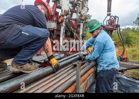 Bradford, Pennsylvania - i lavoratori per la Fondazione ben fatta senza scopo di lucro tappano un pozzo di petrolio abbandonato che stava perdendo metano. Il pozzo è stato perforato in t Foto Stock