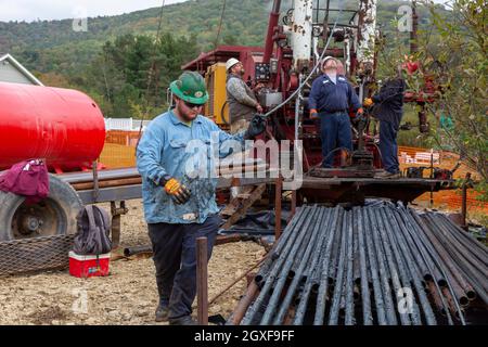 Bradford, Pennsylvania - i lavoratori per la Fondazione ben fatta senza scopo di lucro tappano un pozzo di petrolio abbandonato che stava perdendo metano. Il pozzo è stato perforato in t Foto Stock