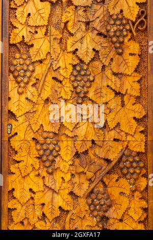 scultura in legno di foglie di uva e uva Foto Stock