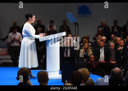 Manchester, Regno Unito. 5 ottobre 2021. Il Segretario di Stato Priti Patel parla alla Conferenza del Partito conservatore di Manchester. Data foto: Martedì 5 ottobre 2021. Il credito fotografico dovrebbe essere: Matt Crossick/Empics/Alamy Live News Foto Stock