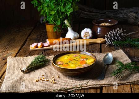 Zuppa di piselli classica con salsiccia e carne Foto Stock