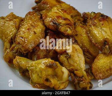 Ali di pollo all'aglio (Pollo al ajillo). Piatto di tapas spagnolo. Primo piano Foto Stock