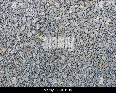 la ghiaia grigia si trova a terra Foto Stock