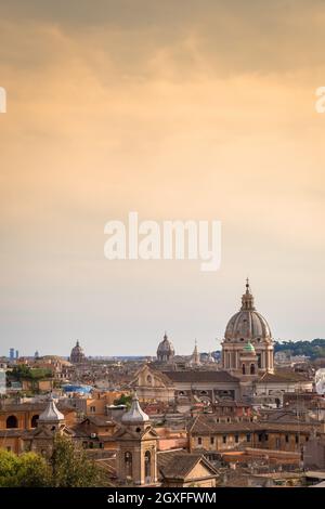 ROMA, ITALIA- CIRCA AGOSTO 2020: Panorama cittadino con cielo tramonto e nuvole Foto Stock