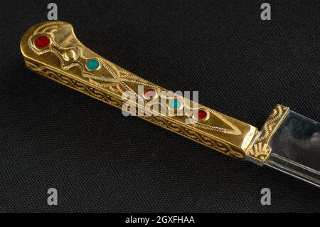 Coltello orientale decorativo decorato con pietre preziose Foto Stock