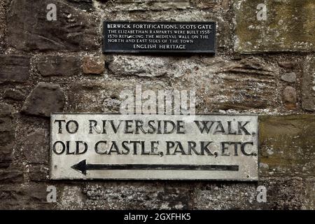 Insegna a Scots Gate sul muro difensivo a Berwick su Tweed, Northumberland, Regno Unito. Foto Stock