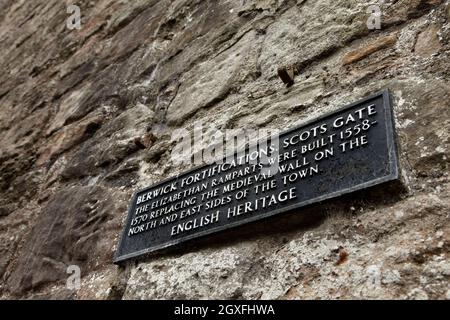 Insegna a Scots Gate sul muro difensivo a Berwick su Tweed, Northumberland, Regno Unito. Foto Stock