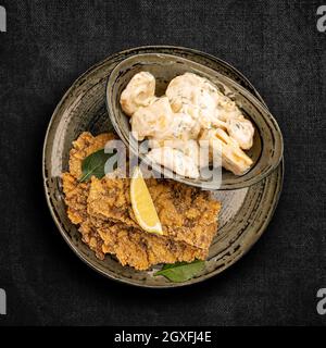 Autentica cotoletta viennese o Wiener Schnitzel) con insalata di patate, vista dall'alto, piatto Foto Stock