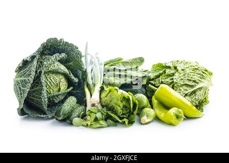 Diversi tipi di verdure verdi isolate su sfondo bianco. Foto Stock