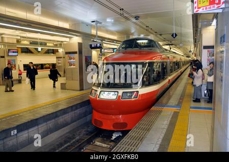 Il treno espresso arriva a un binario nella stazione ferroviaria di Enoshima, Enoshima, Giappone Foto Stock