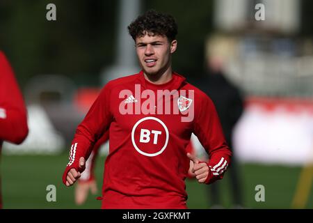 Cardiff, Regno Unito. 05 ottobre 2021. Neco Williams del Galles durante la sessione di allenamento. Sessione di allenamento della squadra di calcio del Galles presso il vale Resort di Hensol, vicino Cardiff, martedì 5 ottobre 2021. La squadra si sta preparando per la prossima partita, un qualificatore della Coppa del mondo FIFA contro la Repubblica Ceca. Questa immagine può essere utilizzata solo a scopo editoriale. Solo per uso editoriale, pic by Andrew Orchard/Andrew Orchard sport photography/Alamy Live news Credit: Andrew Orchard sports photography/Alamy Live News Foto Stock