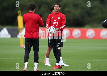 Cardiff, Regno Unito. 05 ottobre 2021. Ben Cabango del Galles durante la sessione di allenamento. Sessione di allenamento della squadra di calcio del Galles presso il vale Resort di Hensol, vicino Cardiff, martedì 5 ottobre 2021. La squadra si sta preparando per la prossima partita, un qualificatore della Coppa del mondo FIFA contro la Repubblica Ceca. Questa immagine può essere utilizzata solo a scopo editoriale. Solo per uso editoriale, pic by Andrew Orchard/Andrew Orchard sport photography/Alamy Live news Credit: Andrew Orchard sports photography/Alamy Live News Foto Stock