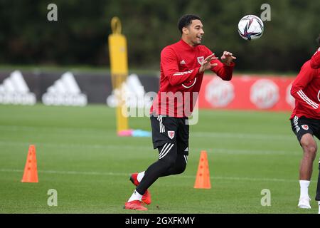 Cardiff, Regno Unito. 05 ottobre 2021. Ben Cabango del Galles durante la sessione di allenamento. Sessione di allenamento della squadra di calcio del Galles presso il vale Resort di Hensol, vicino Cardiff, martedì 5 ottobre 2021. La squadra si sta preparando per la prossima partita, un qualificatore della Coppa del mondo FIFA contro la Repubblica Ceca. Questa immagine può essere utilizzata solo a scopo editoriale. Solo per uso editoriale, pic by Andrew Orchard/Andrew Orchard sport photography/Alamy Live news Credit: Andrew Orchard sports photography/Alamy Live News Foto Stock