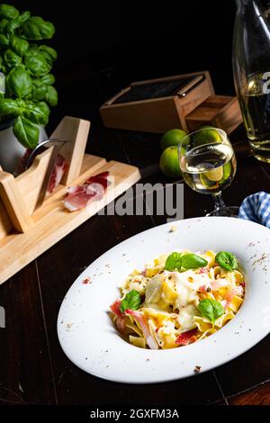 Tagliatelle con salsa al gorgonzola masarpone e prosciutto. Foto Stock