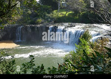 Paesaggi soleggiati alle Cascate di Haruru in Nuova Zelanda Foto Stock