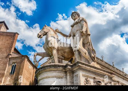 Statua equestre del Castor sul Campidoglio a Roma, Italia Foto Stock
