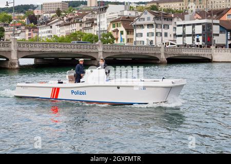 Zurigo, Svizzera - Giugno 12 2018: Due poliziotti che navigano sul fiume Limmat. Foto Stock