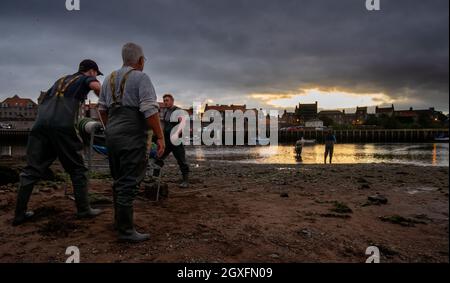 Mattina presto sul fiume Tweed rete e la pesca tradizionale del coble a Gardo, Tweedmouth, Berwick upon Tweed, Northumberland, Inghilterra Foto Stock