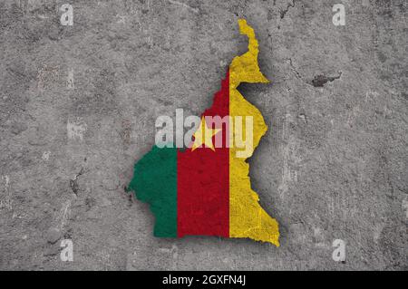 Mappa e bandiera del Camerun su cemento intemperie Foto Stock