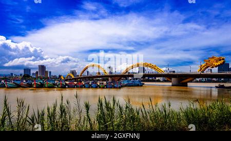 Fila di barche da pesca vietnamite allineate dal Ponte del Drago a da nang. Foto Stock