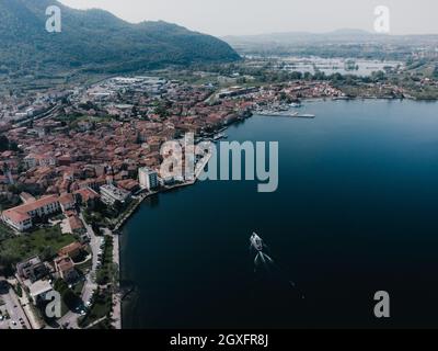 da un drone si può ammirare una splendida vista sul lago d'iseo Foto Stock