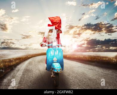 Babbo Natale va rapidamente in moto con regali Foto Stock