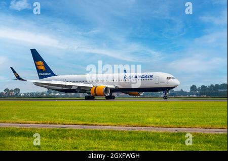 Icelandair Boeing 757 atterra all'aeroporto Schiphol di Amsterdam Foto Stock