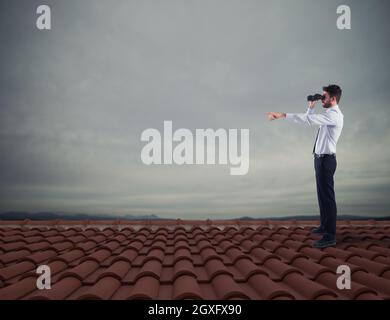 Imprenditore ricerches per nuovo orizzonte, nuove opportunità di business, nuove opportunità di business Foto Stock