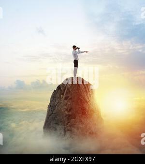 Imprenditore ricerches per nuovo orizzonte, nuove opportunità di business, nuove opportunità di business Foto Stock