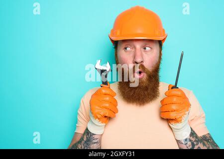 Il lavoratore incompetente non è sicuro del suo lavoro Foto Stock