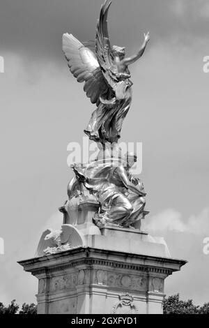 La statua della vittoria di Winged sul Victoria Memorial fuori Buckingham Palace, Londra, Regno Unito Foto Stock