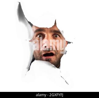 Uomo che sbucca attraverso un buco qualcosa di scioccante Foto Stock