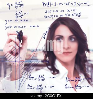 Donna intelligente risolvere una complicata funzione matematica Foto Stock