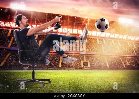 Ragazzo con il joystick si gioca con il calcio video gioco Foto Stock