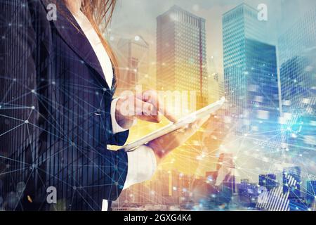 Donna d'affari condivide il documento con il tablet. Effetto rete Internet in background. Doppia esposizione Foto Stock