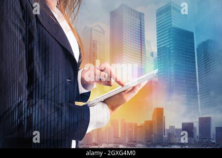 Donna d'affari condivide il documento con il tablet. Concetto di Internet. Doppia esposizione Foto Stock