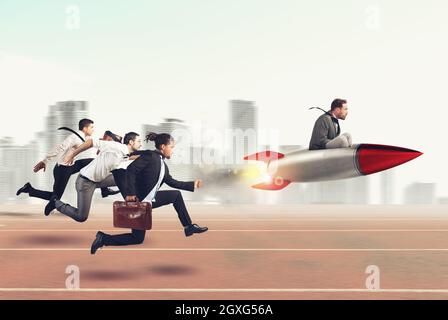 Businessman vola con razzo durante una gara con gli avversari . Rendering 3D Foto Stock