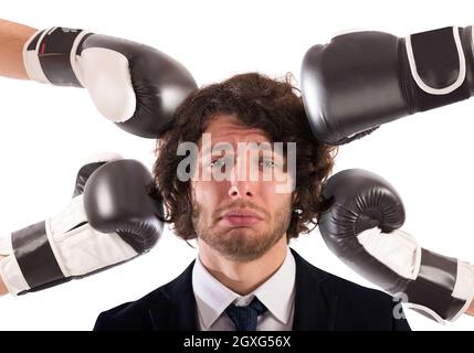 Adirato contro il popolo colpito con punzoni di un imprenditore triste Foto Stock