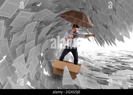 Concetto della tempesta di burocrazia con un uomo che naviga in un cartone nel mare di fogli Foto Stock