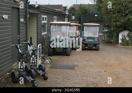 Golf buggy's nel campo da golf di Daventry, Northamptonshire, Regno Unito Foto Stock