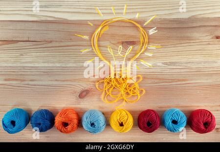 Concetto di idea e innovazione con il groviglio di filati di lana Foto Stock