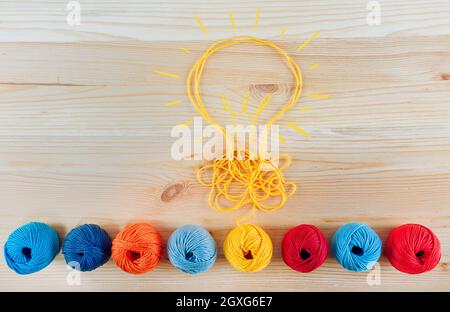 Concetto di idea e innovazione con il groviglio di filati di lana Foto Stock