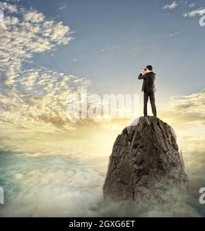 Imprenditore ricerches per nuovo orizzonte, nuove opportunità di business, nuove opportunità di business Foto Stock