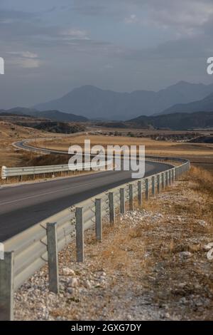 La strada di montagna del Passo di Llogara (Qafa e Llogarasë) collega la valle di Dukat a nord con la riviera albanese a sud, Albania, Balcani. Foto Stock